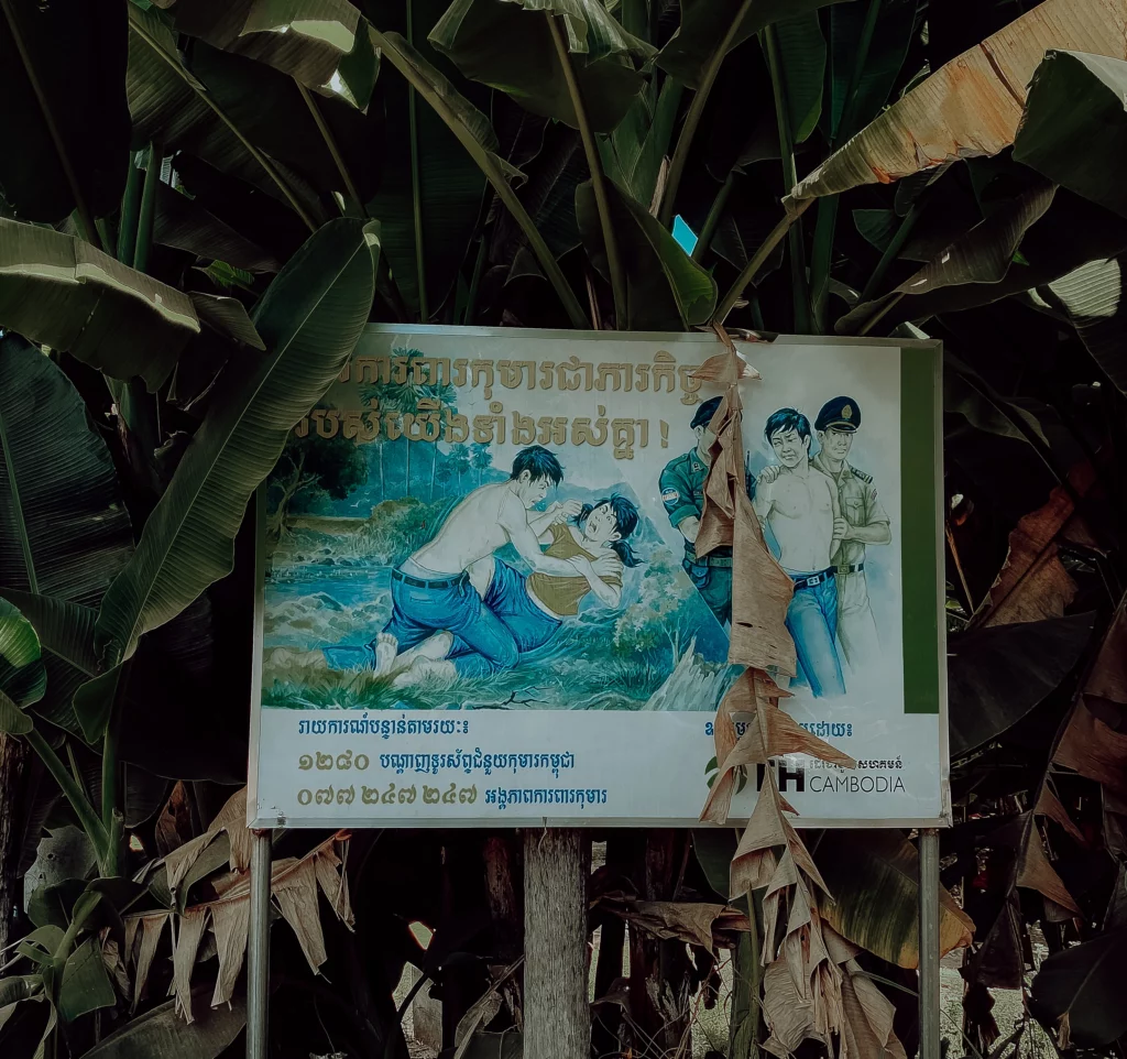 Schild in einem Dorf was aufklärt wenn man sexuellen Missbrauch erlebt.