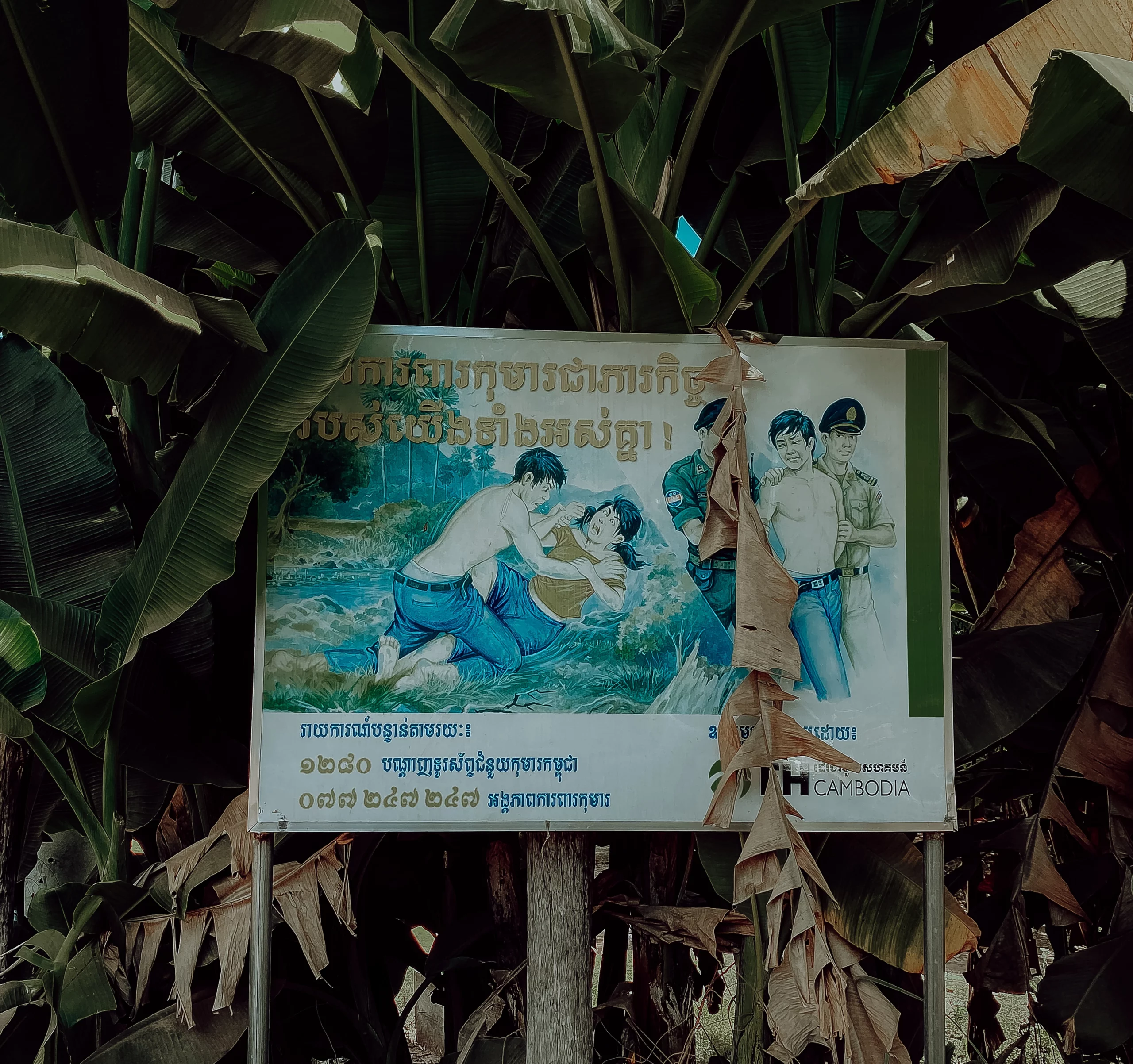 Schild in einem Dorf was aufklärt wenn man sexuellen Missbrauch erlebt.