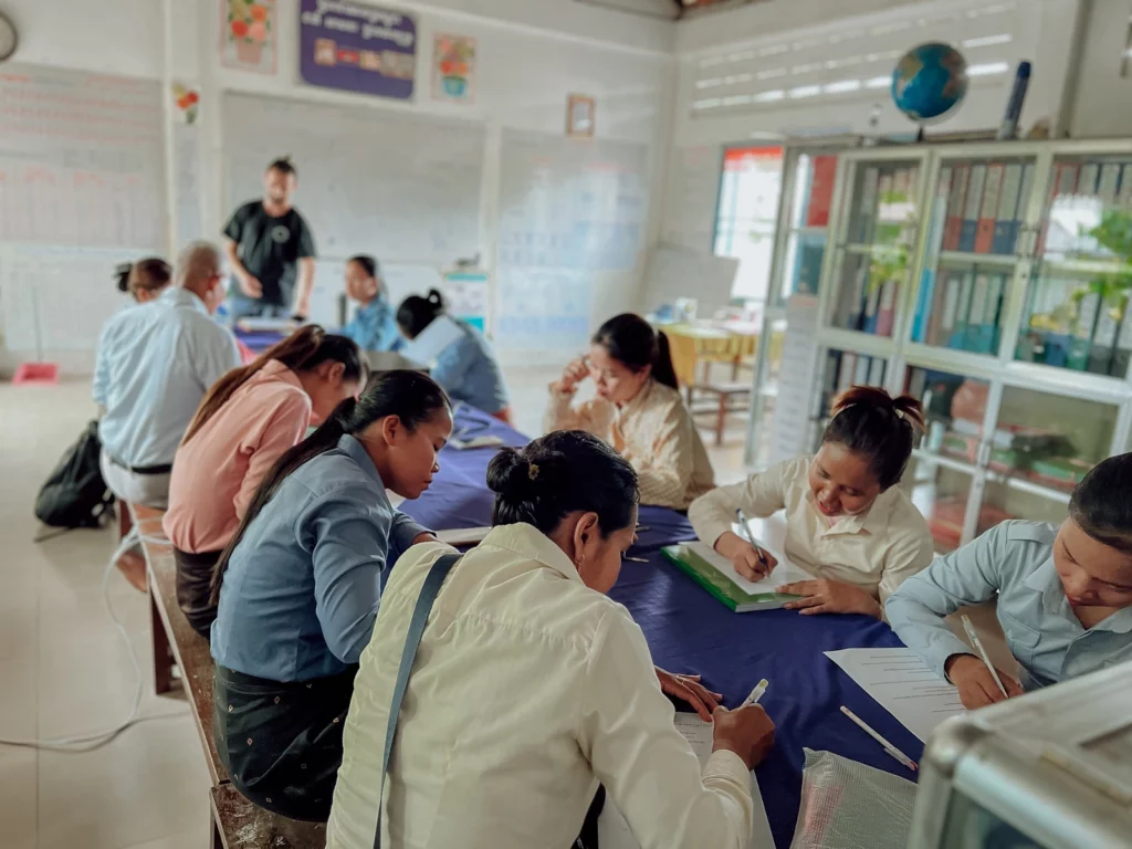 Das Serey Team unterrichtet die Lehrerschaft einer Schule.