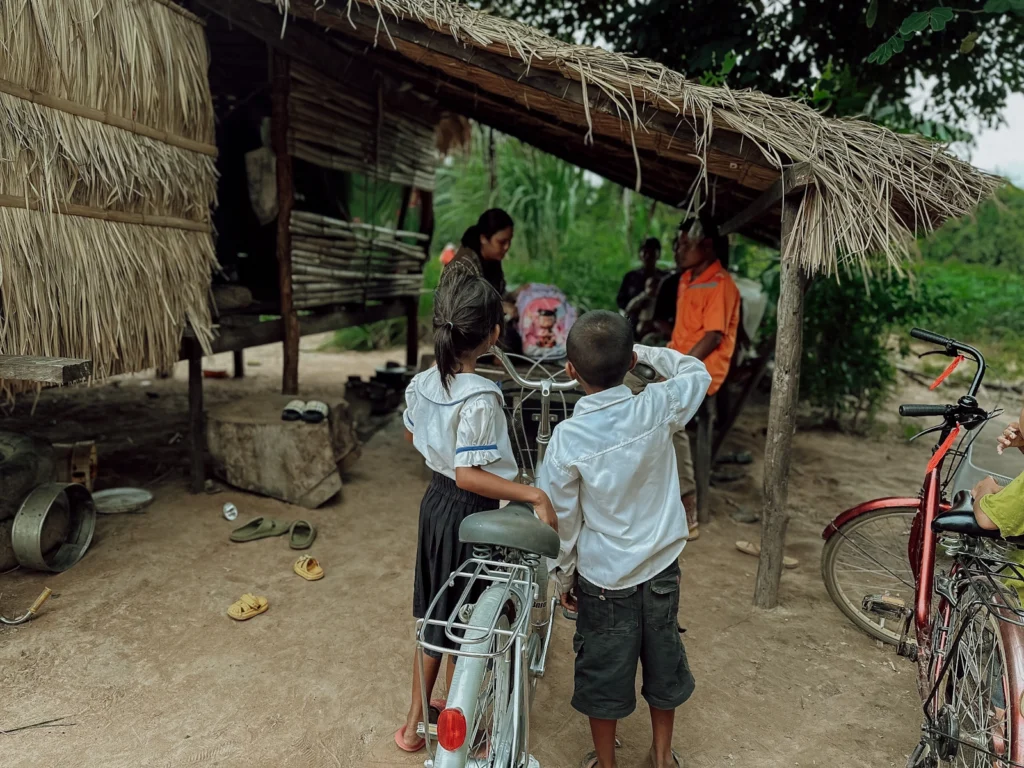 Familie erhält Fahrrad, damit Kinder in die Schule gehen können