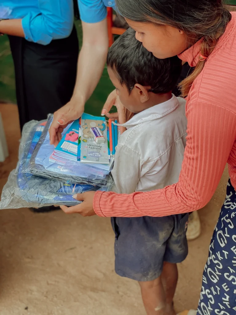 Junge erhält Schulpaket von SEREY