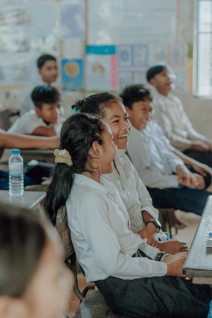 Serey unterrichtet Schulklasse