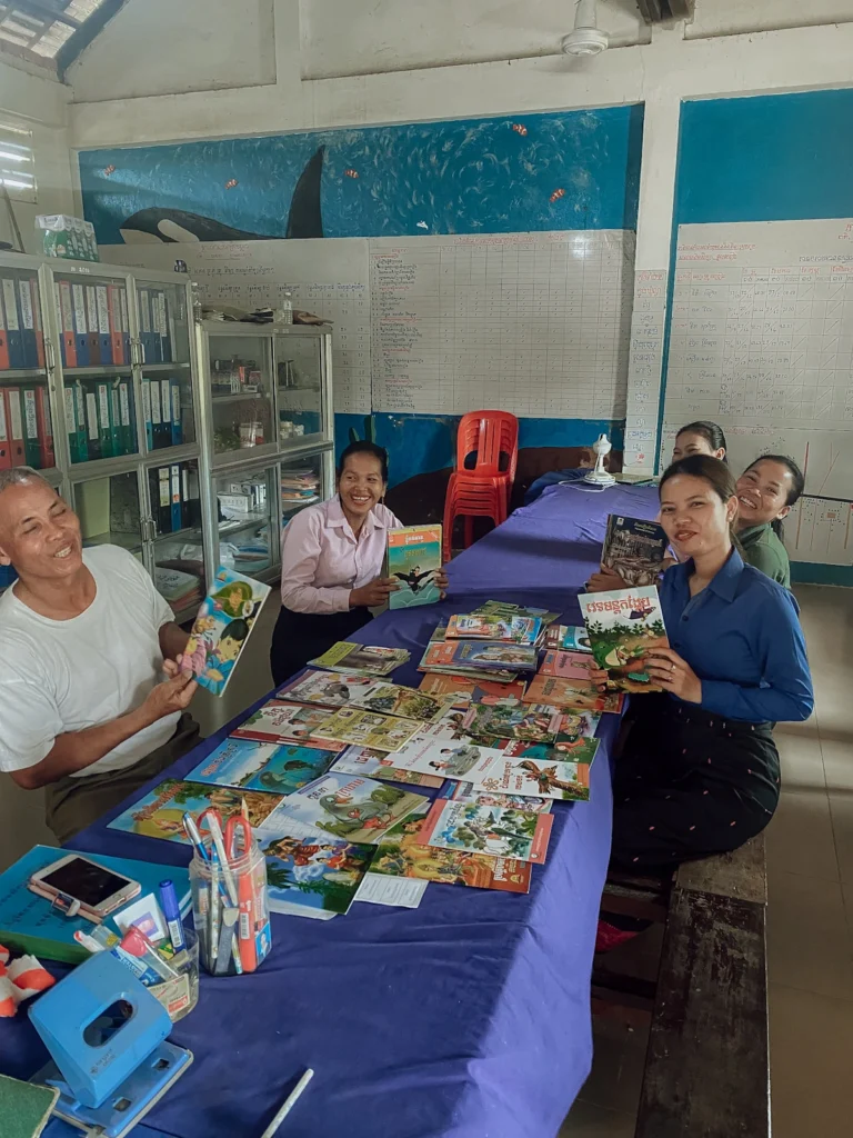 SCHULE ERHÄLT NEUE BÜCHER FÜR BIBLIOTHEK