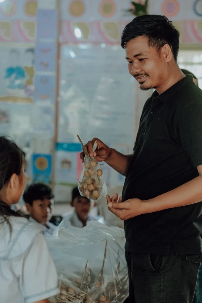 Verteilung gesunder Snacks für Schulklasse