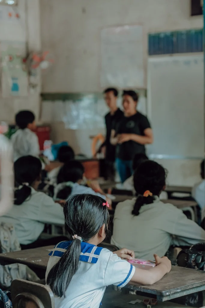 Serey Team unterrichtet eine Schulklasse
