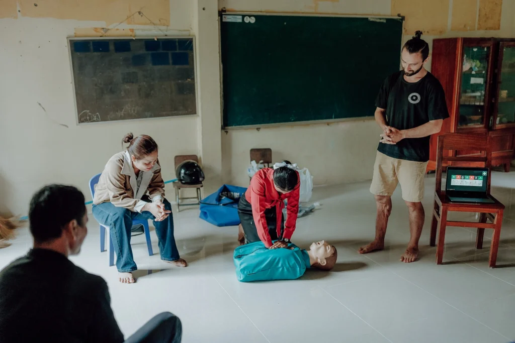 LEHRER WERDEN IN 1.HILFE WEITERGEBILDET