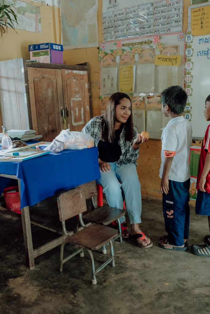 Verteilung gesunder Snacks für Kinder