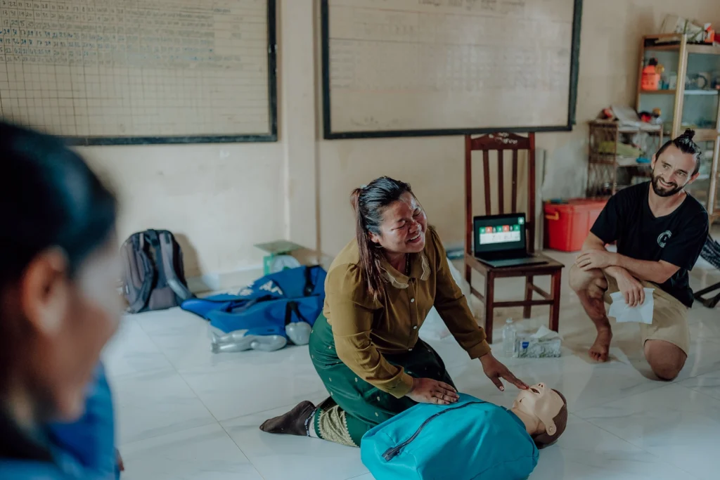 SEREY UNTERRICHTET LEHRERSCHAFT IN ERSTER HILFE