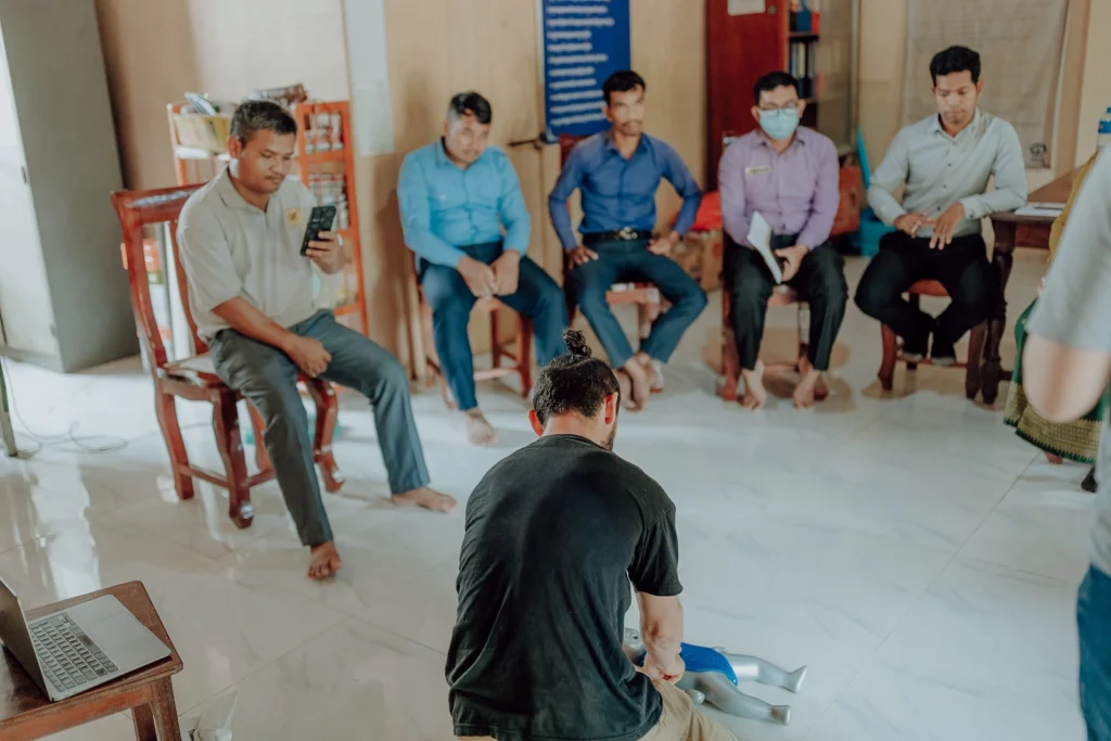 LEHRER EINER SCHULE ERHALTEN ERSTE HILFE KURS